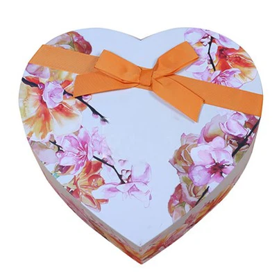 Kutija u obliku srca puna ruža